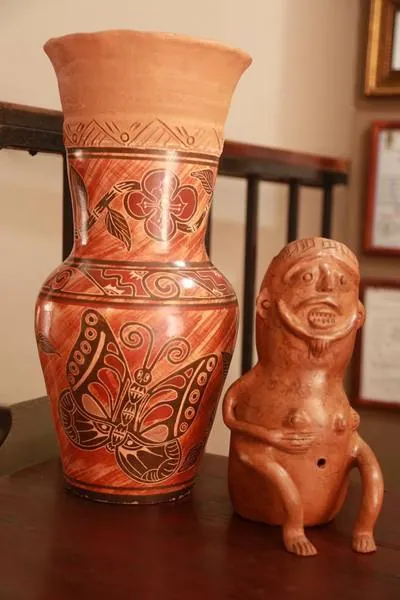 Tinaja y figura de cerámica de barro decorada