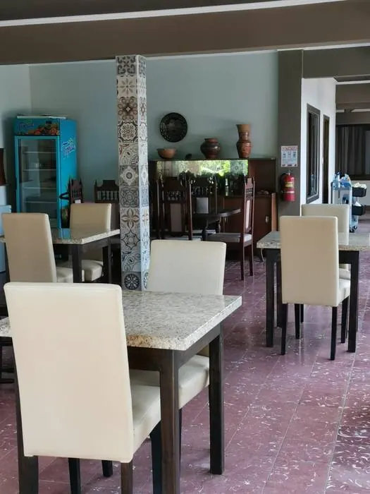 Comedor del desayuno, con mesas y sillas